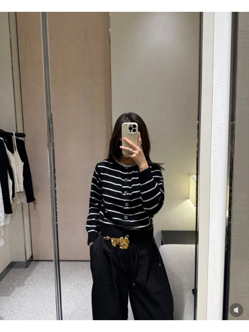 Chanel 25SS Coco Girl 2 Way Wear Striped Knit Cardigan Black – Convertible Off-Shoulder Design