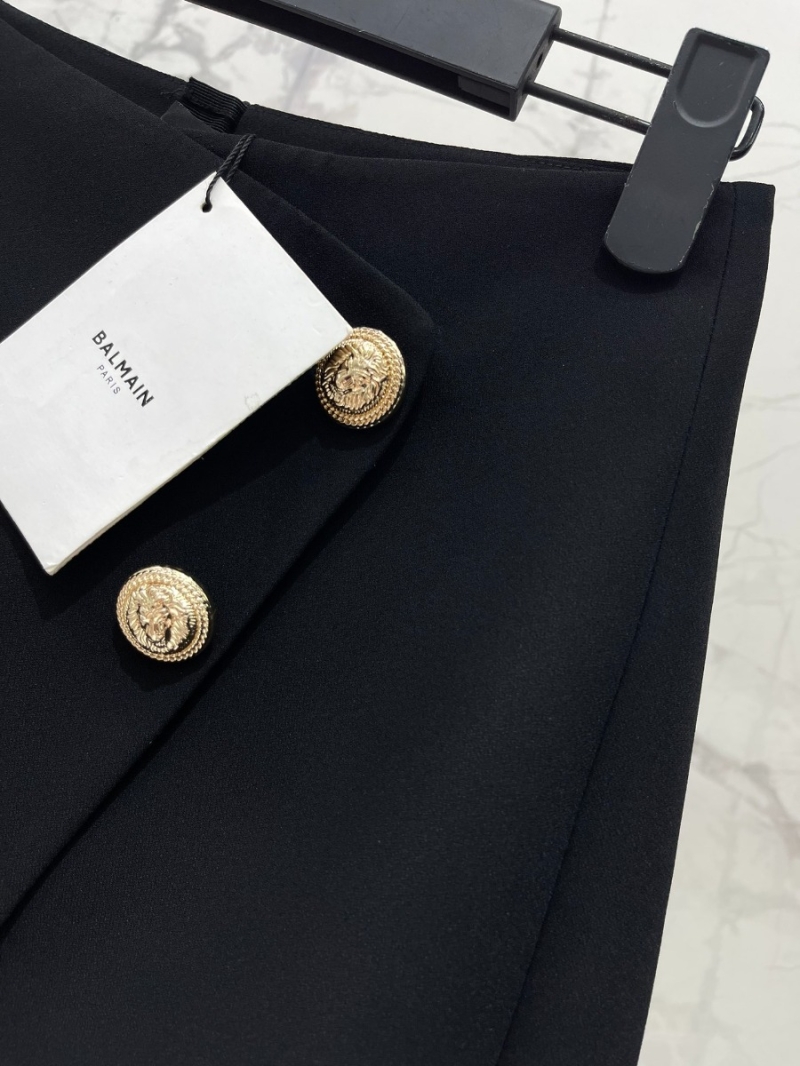 Balmain Autumn/Winter Collection Custom-Tailored Classic Black Skirt with Lion Head Hardware.