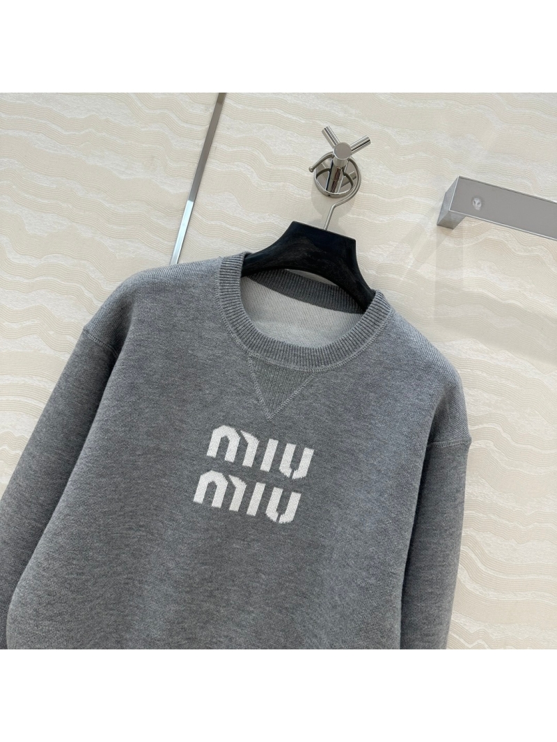 Miu Miu College Style Short Knit Sweater with Contrasting Logo - Gray