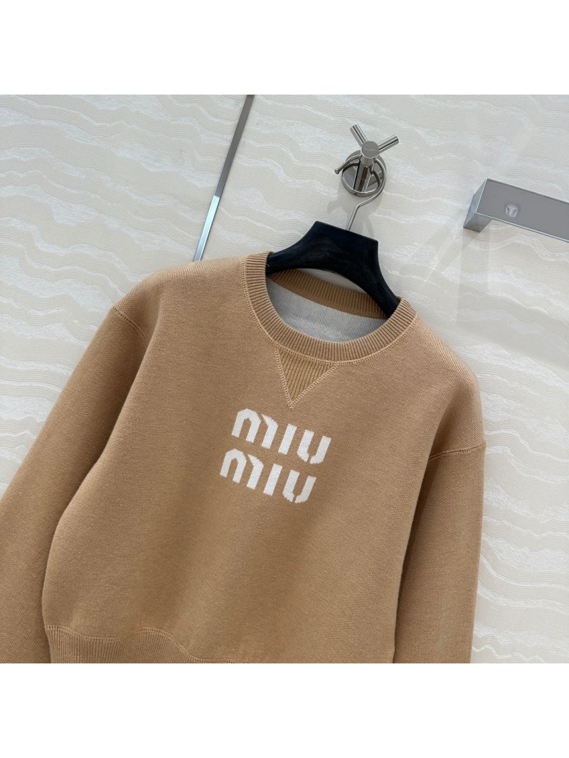 Miu Miu College Style Short Knit Sweater with Contrasting Logo - Beige