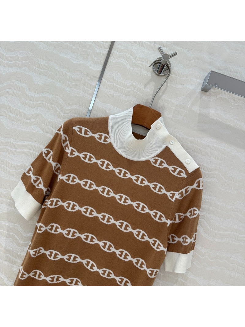 Hermès Spring/Summer Collection. Stylish Knit Top with Chain Pattern in Beige
