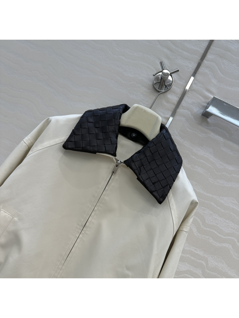 Bottega Veneta Luxe Early Autumn Jacket in Cream White - 100% Wool Detachable Collar, Modern Tailored Fit