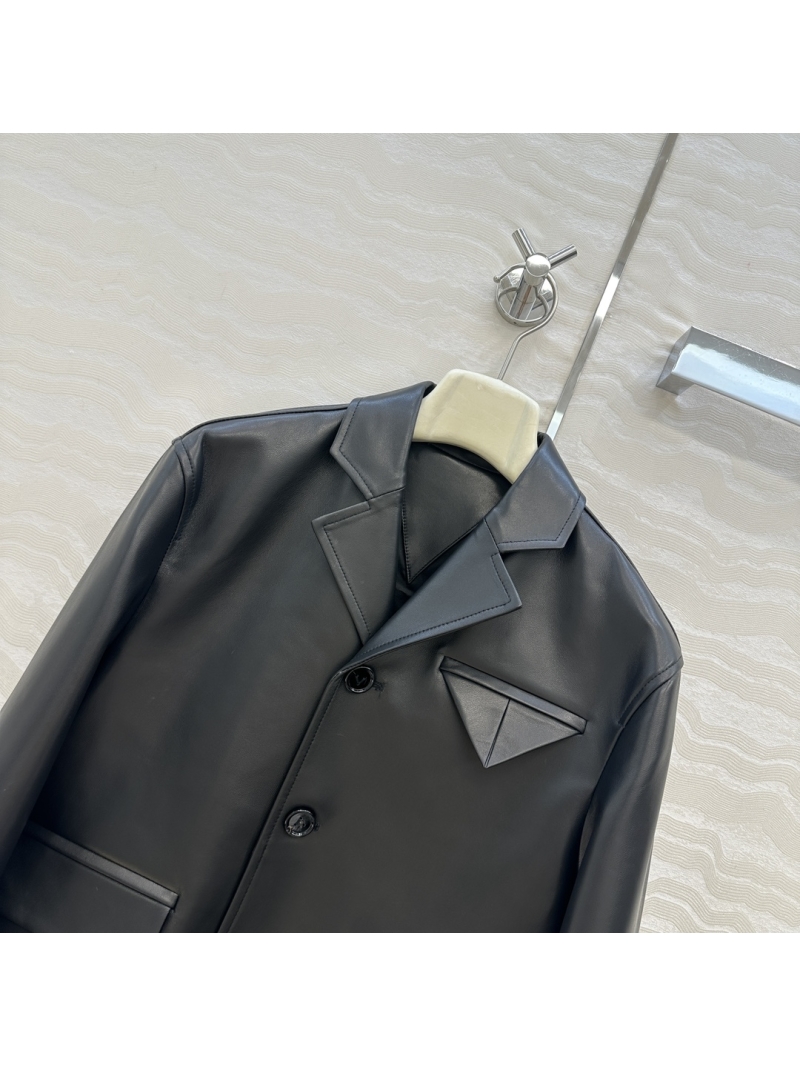 Bottega Veneta Vintage Modern Cropped Leather Jacket in 100% Lamb Leather - Tailored, Structured, Luxe