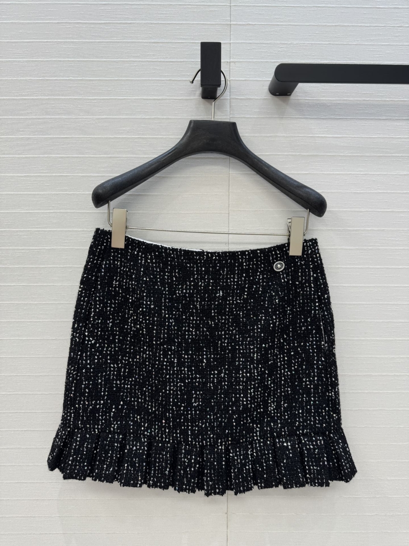 Chanel 25A Collection: French Court-Style Black Sequin Tweed Skirt with 100% Silk Lining