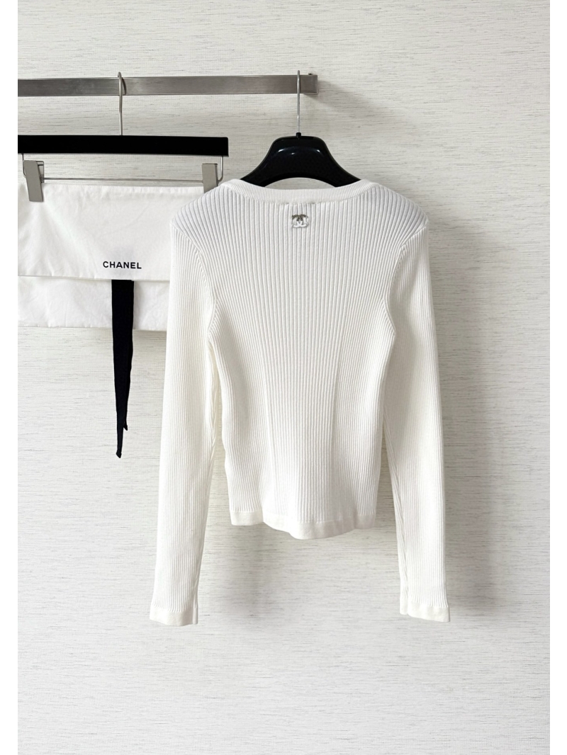 Chanel Ivory Ribbed Knit Top with Embroidered Heart Detail | Fitted Cropped Crewneck Long Sleeve Sweater