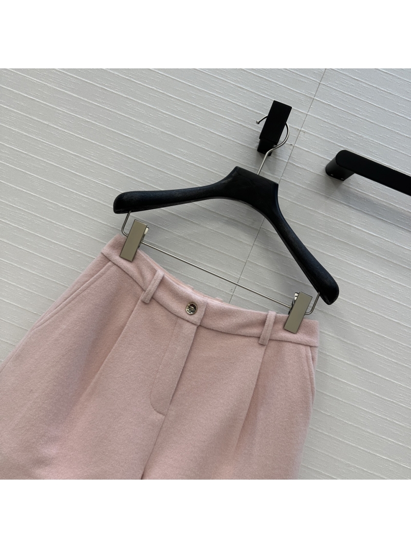 Chanel Elegant Wool Short Pants – Pleated Straight-Leg, Camellia Jacquard Lining