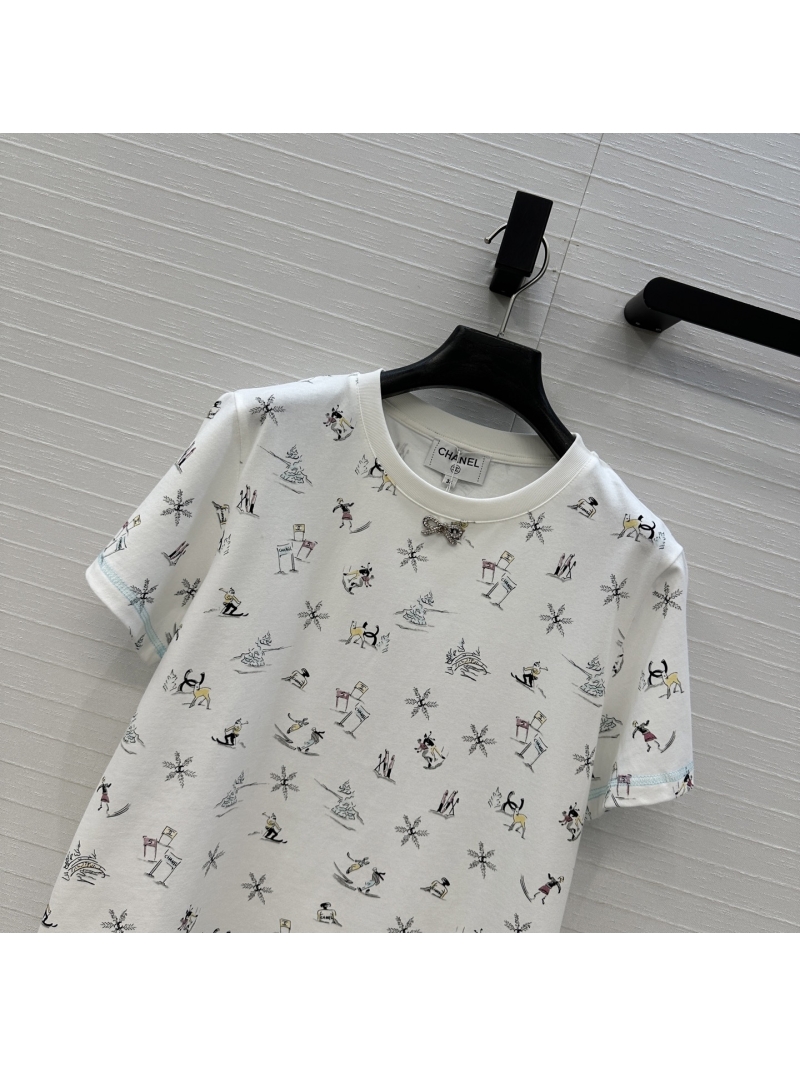 Chanel Coco Ski Collection Cotton T-Shirt with Bow Embellishment – Luxurious White Cotton Top, Playful Ski Print, Timeless Fit
