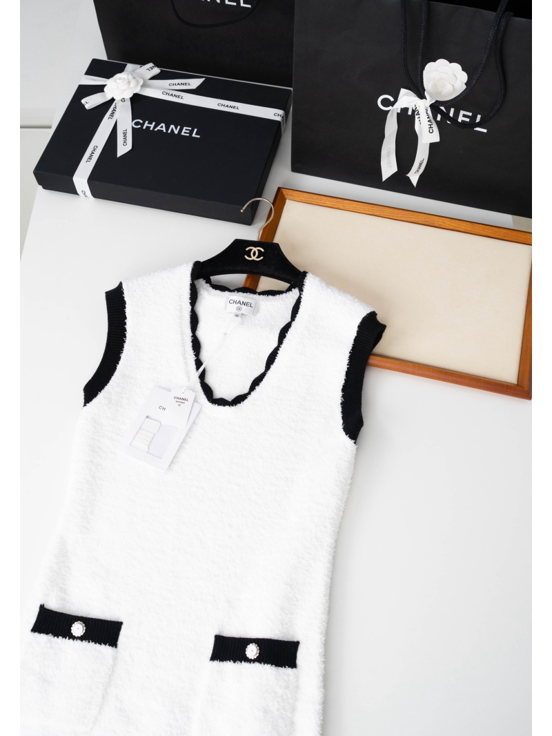 Chanel Silk Bouclé Sleeveless Dress | White | Black Scalloped V-Neck Trim | Timeless Elevated Design