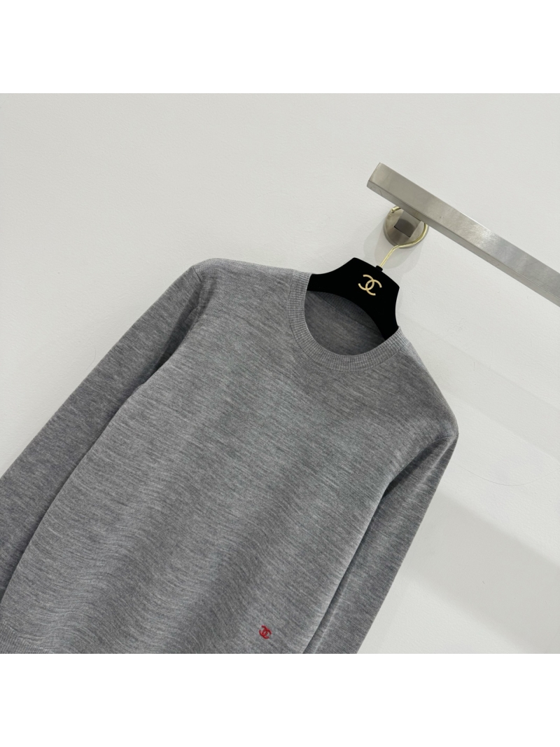 Chanel Cashmere-Silk 16-Needle Fine Knit Crew Neck Sweater in Heathered Grey