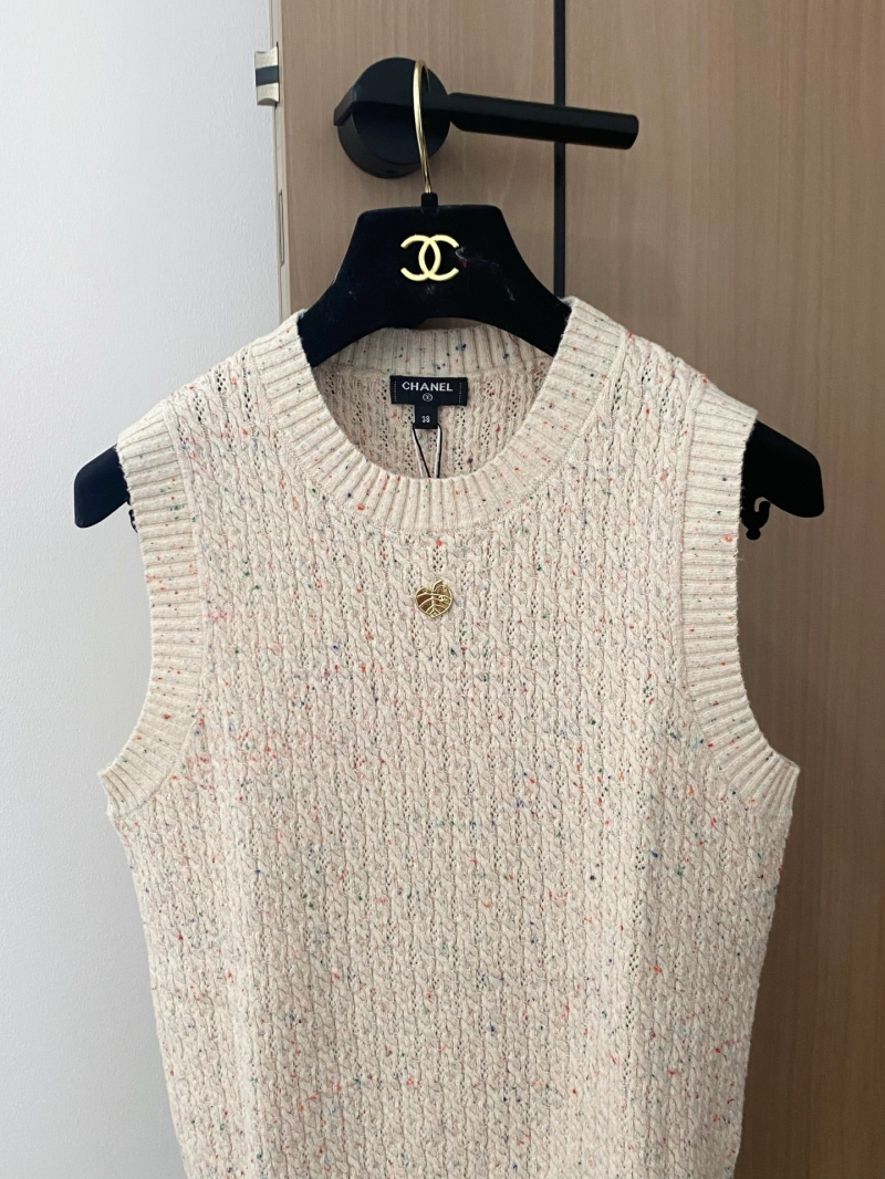 Chanel Luxe Floral Yarn Wool Vest in Off-White