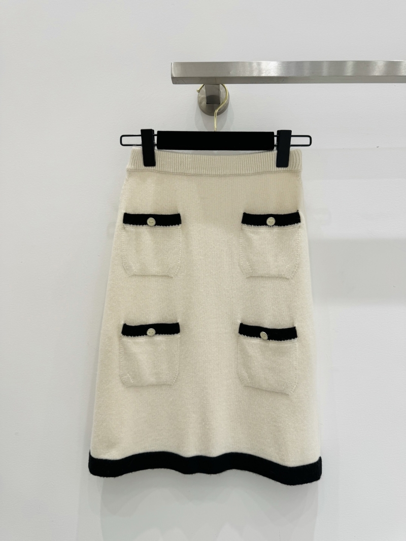 Chanel Early Autumn Cashmere Midi Skirt in Off-White - Luxe Elegance