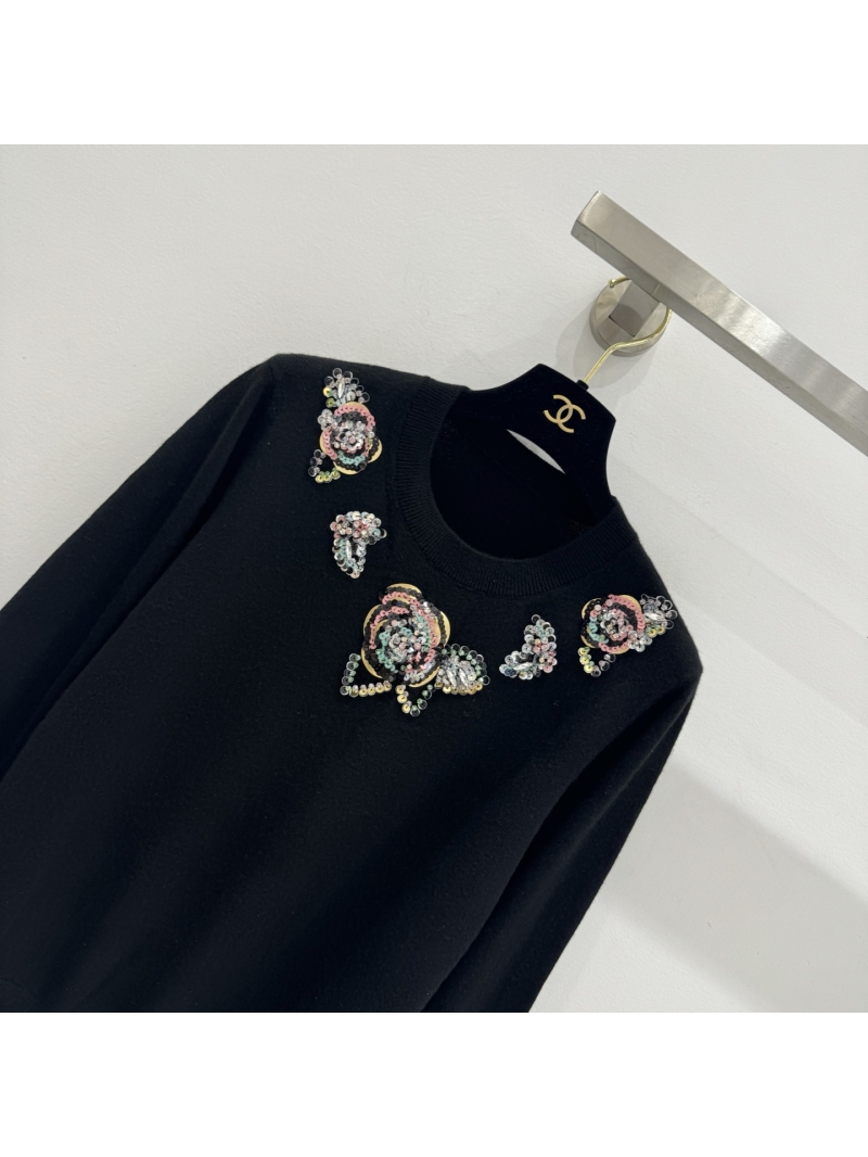 Chanel Handcrafted Round-Neck Sweater - Luxe Cashmere Blend & Elegant Beaded Design