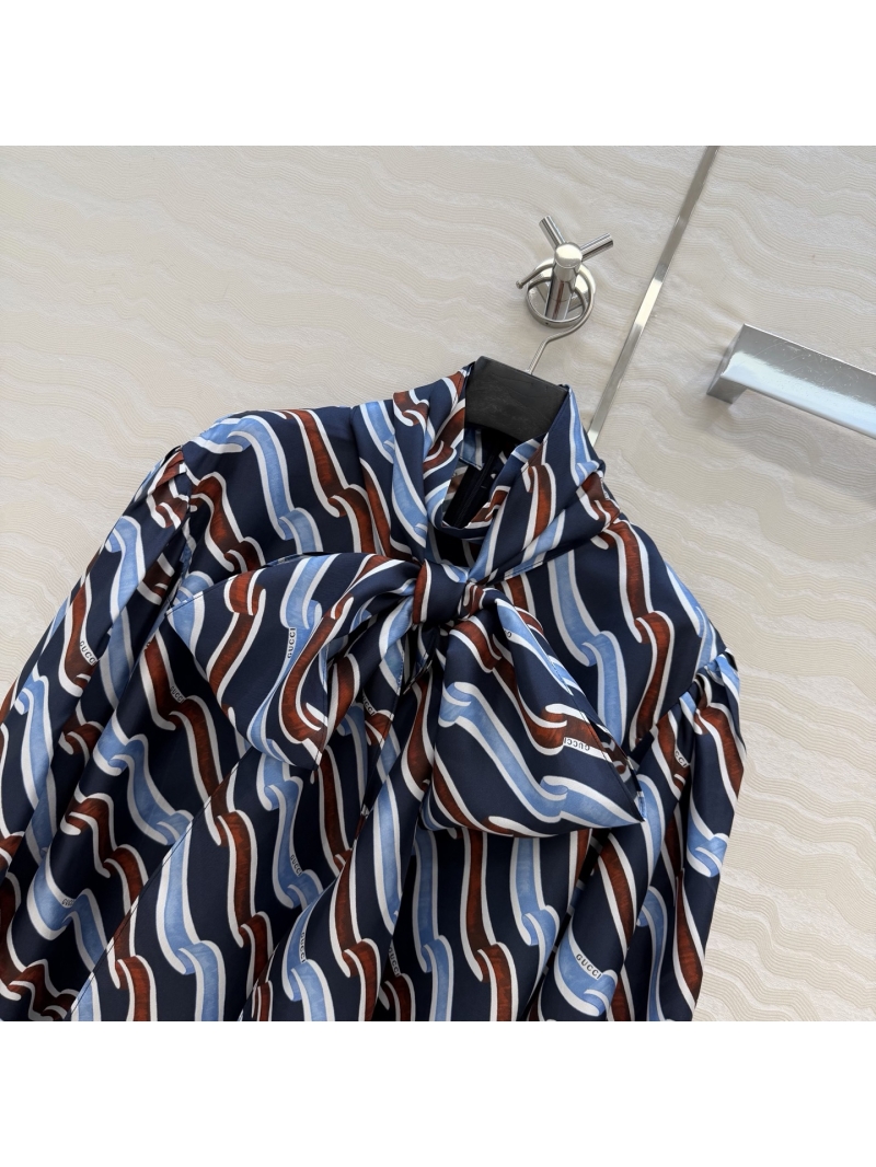 Gucci Exquisite 100% Silk Twill Blouse with Signature GG Ribbon 3D Print and Pussy-Bow Neckline (Navy Multi-Color)