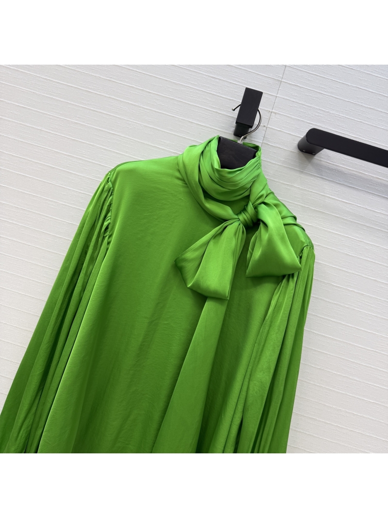Gucci Exquisite 100% Silk Crepe Lantern-Sleeve Pussy-Bow Blouse in Apple Green