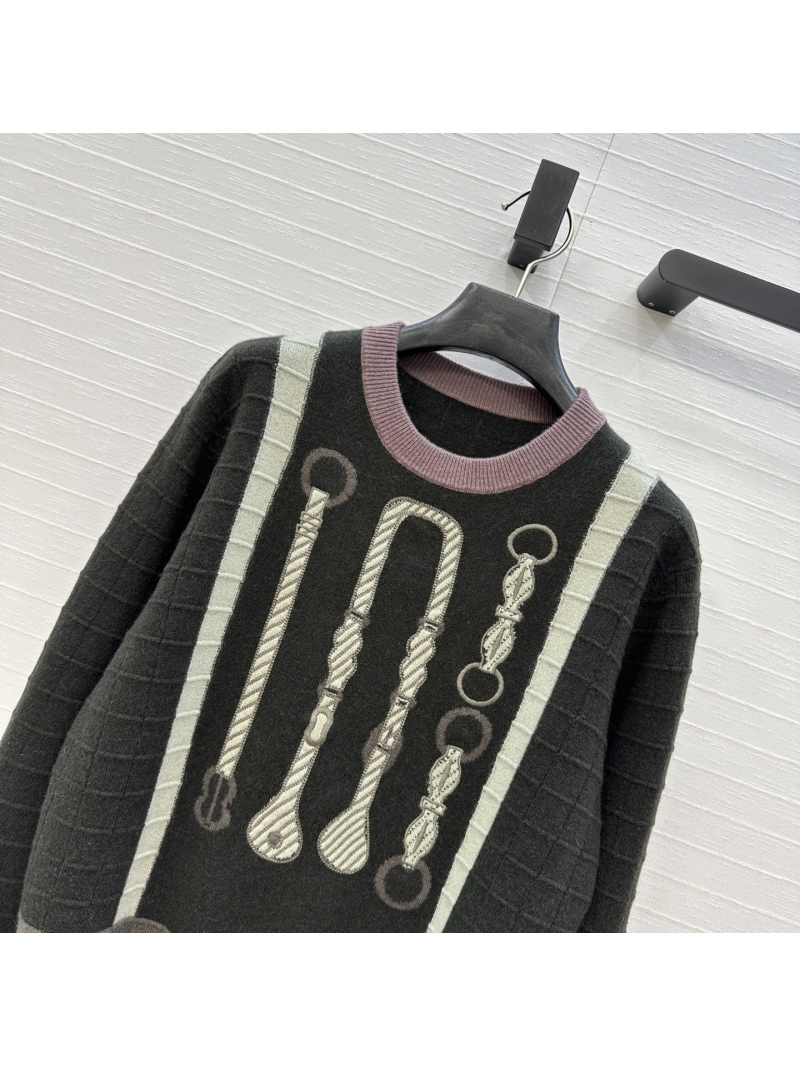 Hermès Early Autumn 25 Saddle Training Embroidered Cashmere Long-Sleeve Knit Sweater in Grey