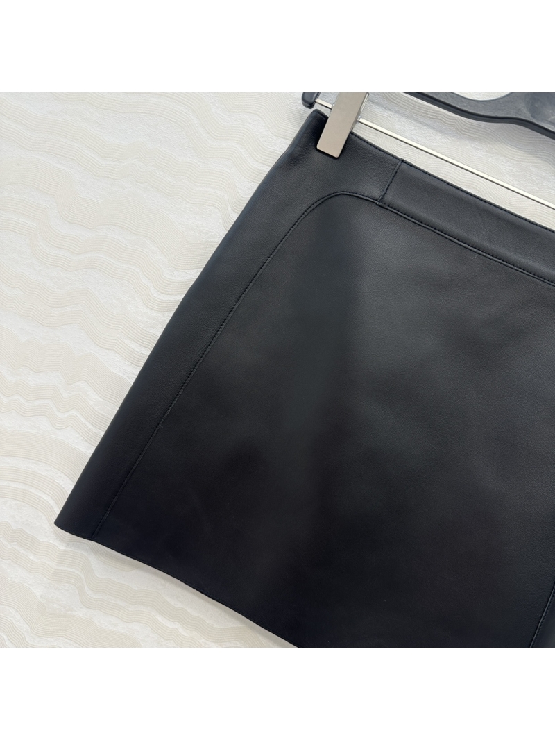 Hermès Luxe Lambskin Skirt in Black – Exquisite Craftsmanship & Minimalist Design