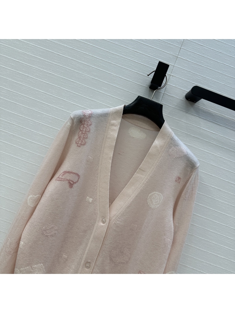 Hermès Exclusive Early Autumn Jacquard V-Neck Cardigan in Light Pink | Luxe Cashmere Yarn & Timeless Elegance