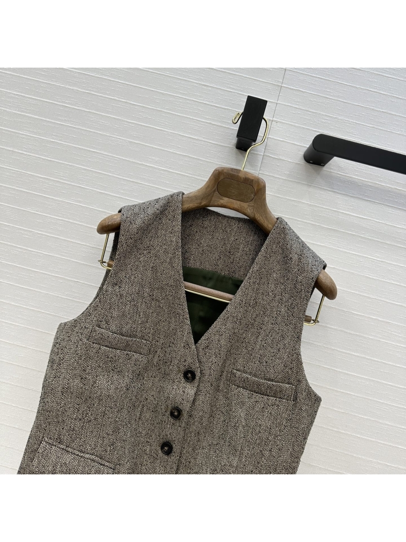 Loro Piana Luxe Single-Breasted Herringbone Waistcoat - Timeless Elegance for Sophisticated Layering
