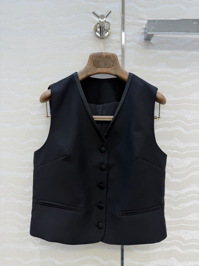 Loro Piana Exquisite Silk-Wool Tailored Vest and Pleated Bermuda Shorts Set