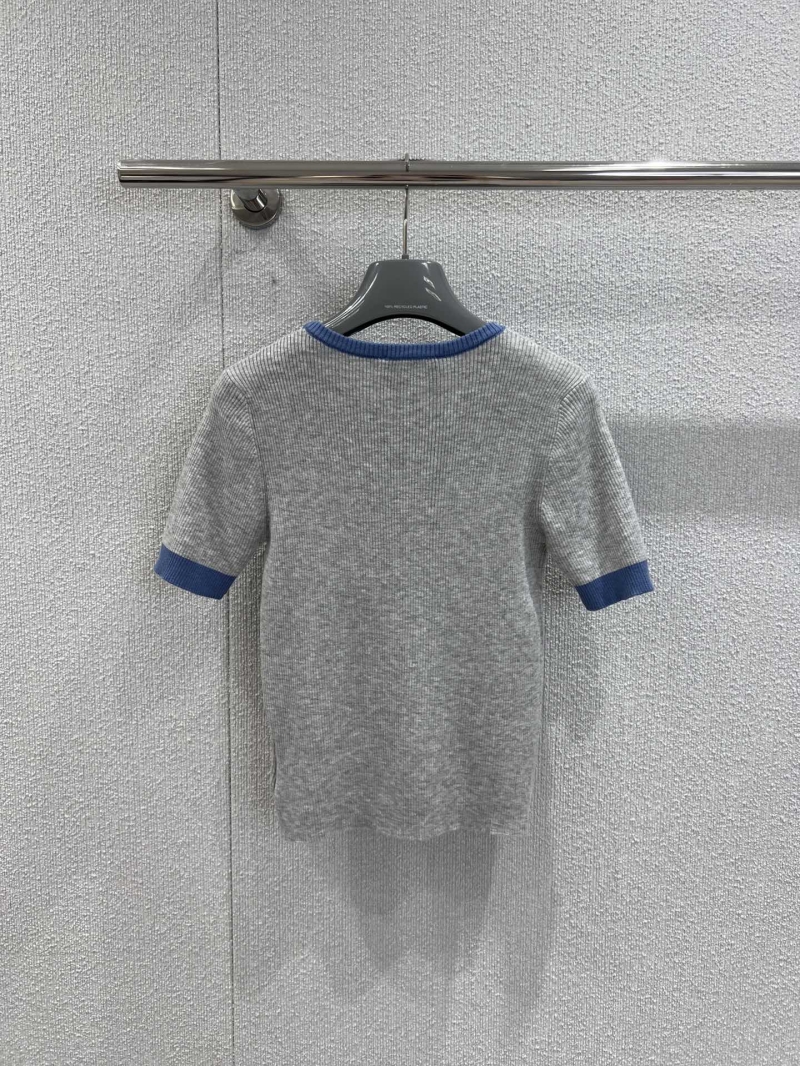 Prada 25FW Early Autumn Contrast Color Embroidered Letter Short-Sleeve Knit Top | Luxe Wool Yarn, Light Gray with Blue Trim