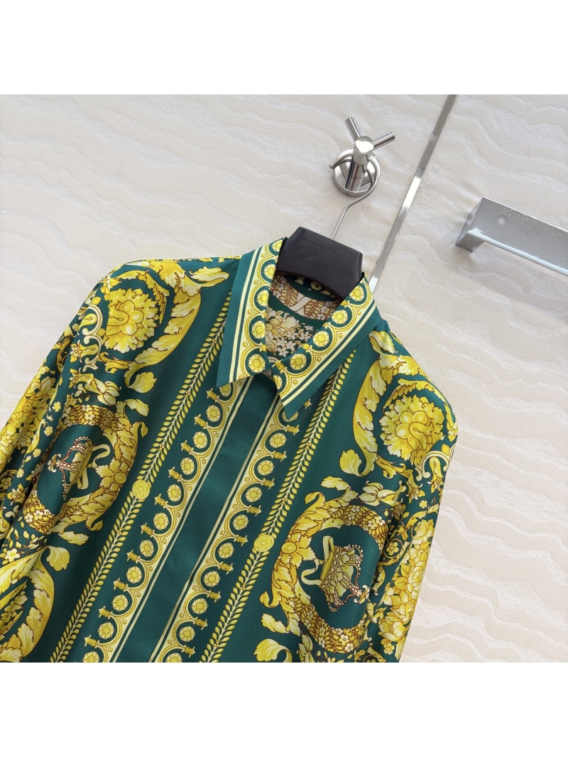 Versace Baroque Print Silk Shirt in Gold-Brown – 100% Silk Twill, Relaxed Fit, Metallic Medusa Buttons