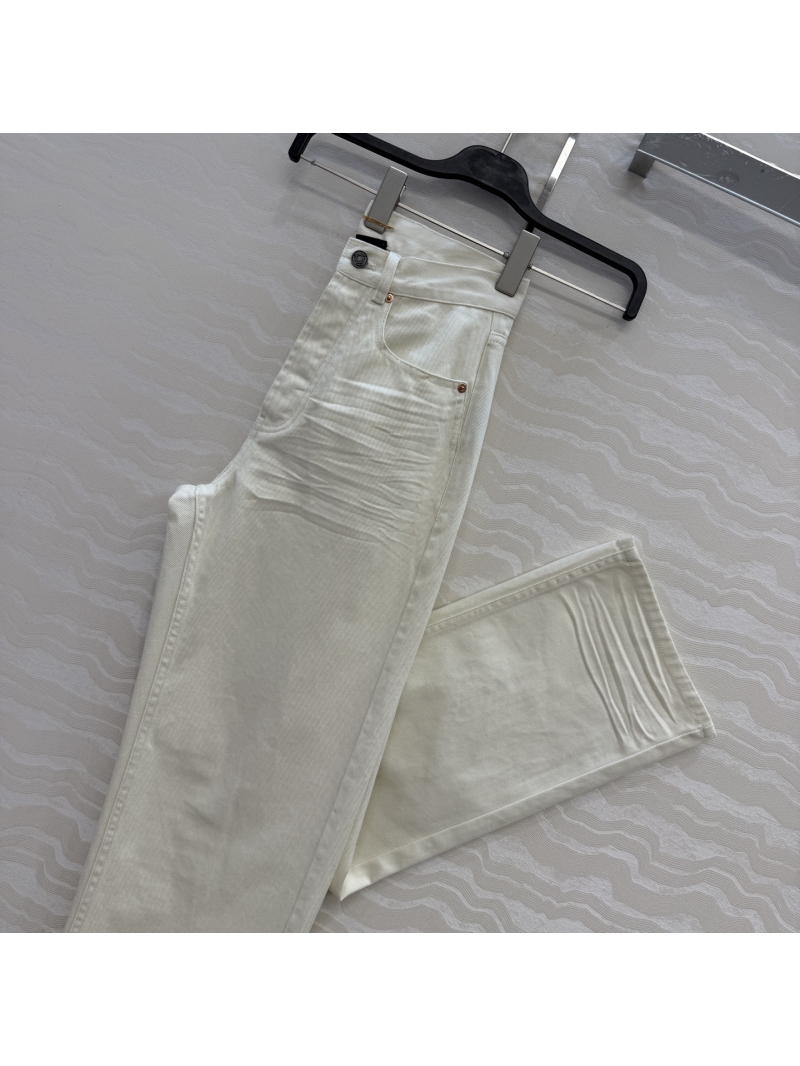 Saint Laurent Signature Organic Turkish Cotton V-Waist Slimming Jeans in Vintage Cream