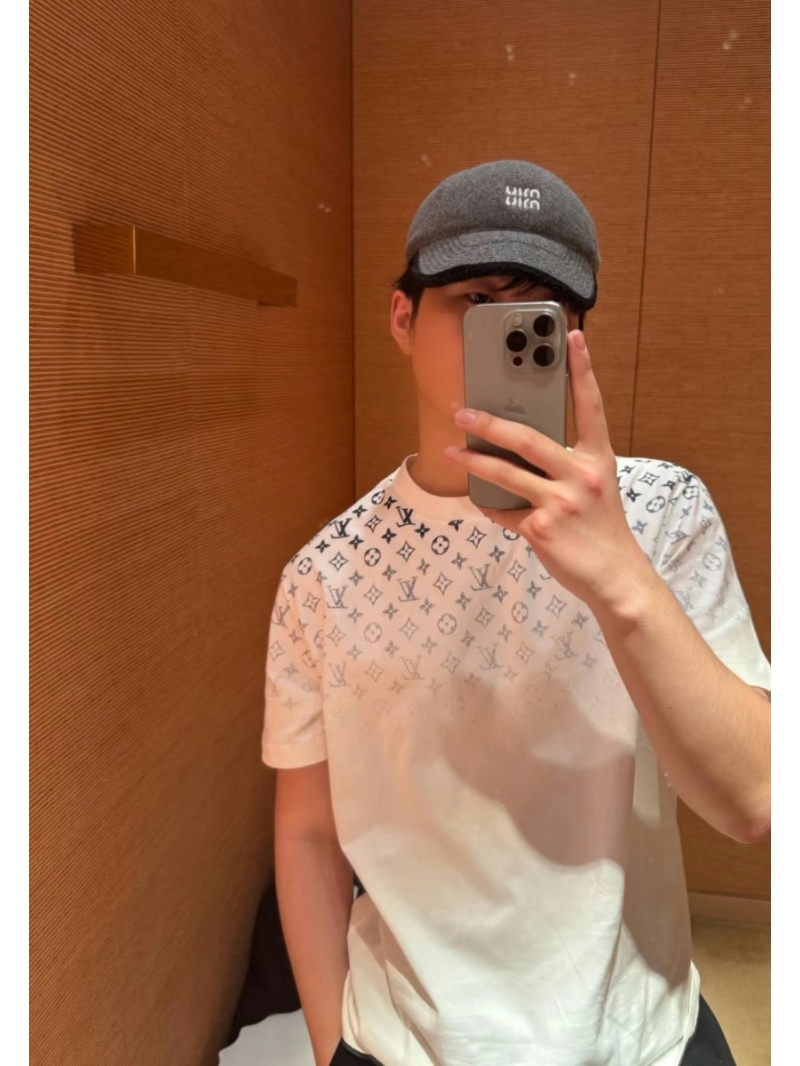 Louis Vuitton LV Unisex Gradient Monogram T-Shirt in White