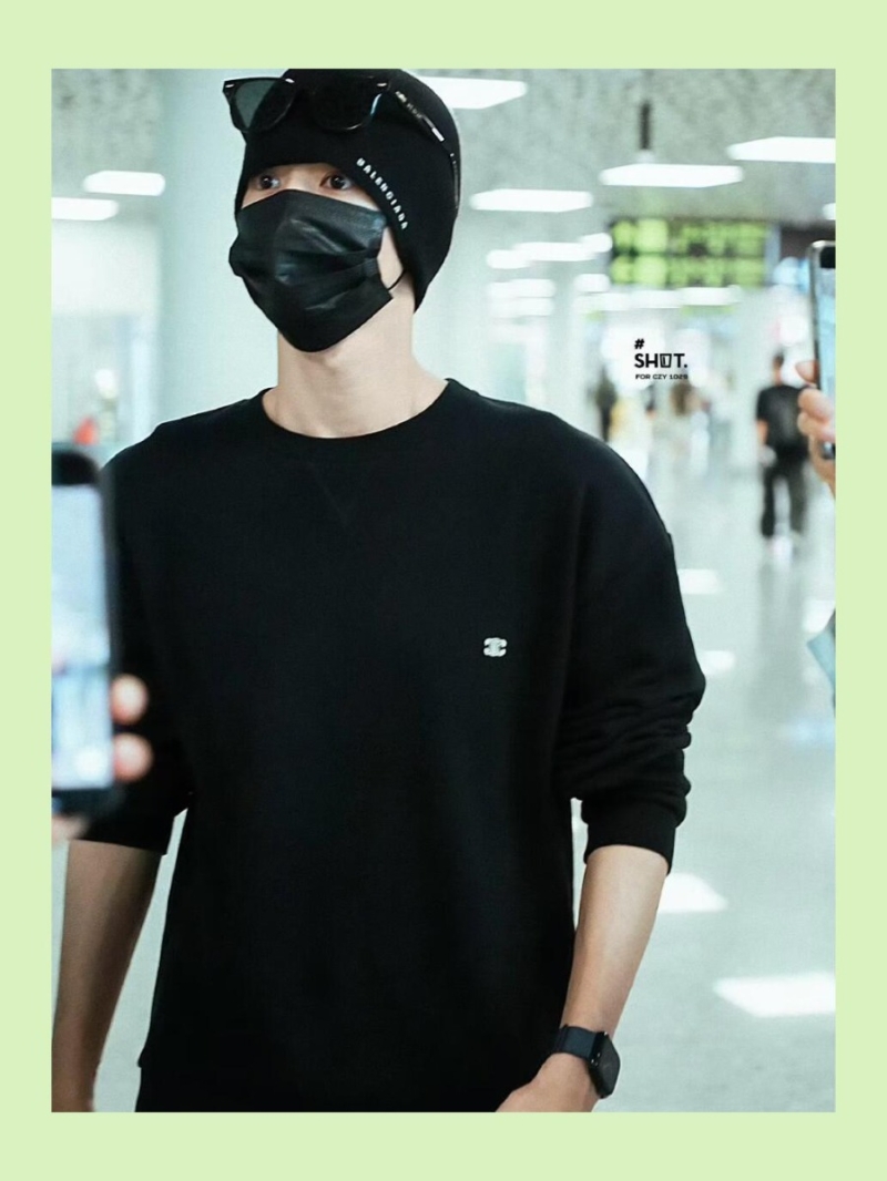 CELINE Triomphe Logo Long-Sleeved T-Shirt - Signature Embroidered Crewneck - Black