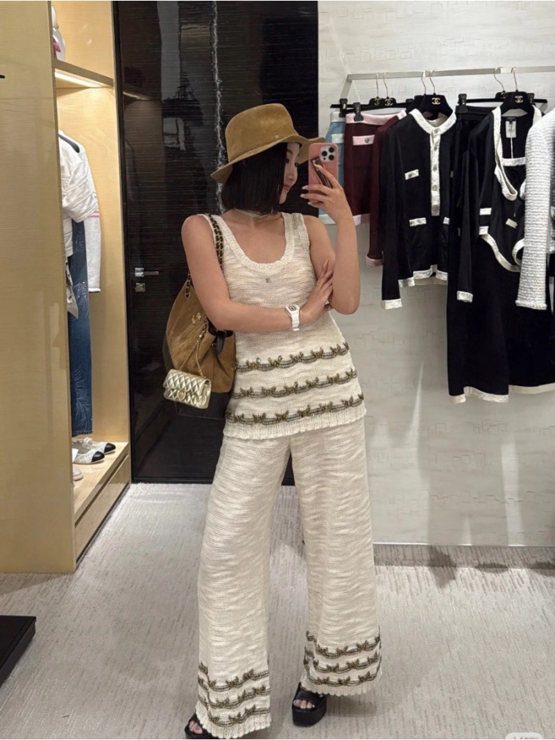 Chanel Coco 25A White Moonlight Snowflake Cotton Linen Knit U-Neck Vest - Elegant & Versatile