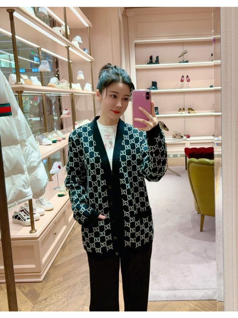 Gucci GG Retro Jacquard Wool Cardigan, Double-Faced Design, Classic V-Neck, Slimming Fit