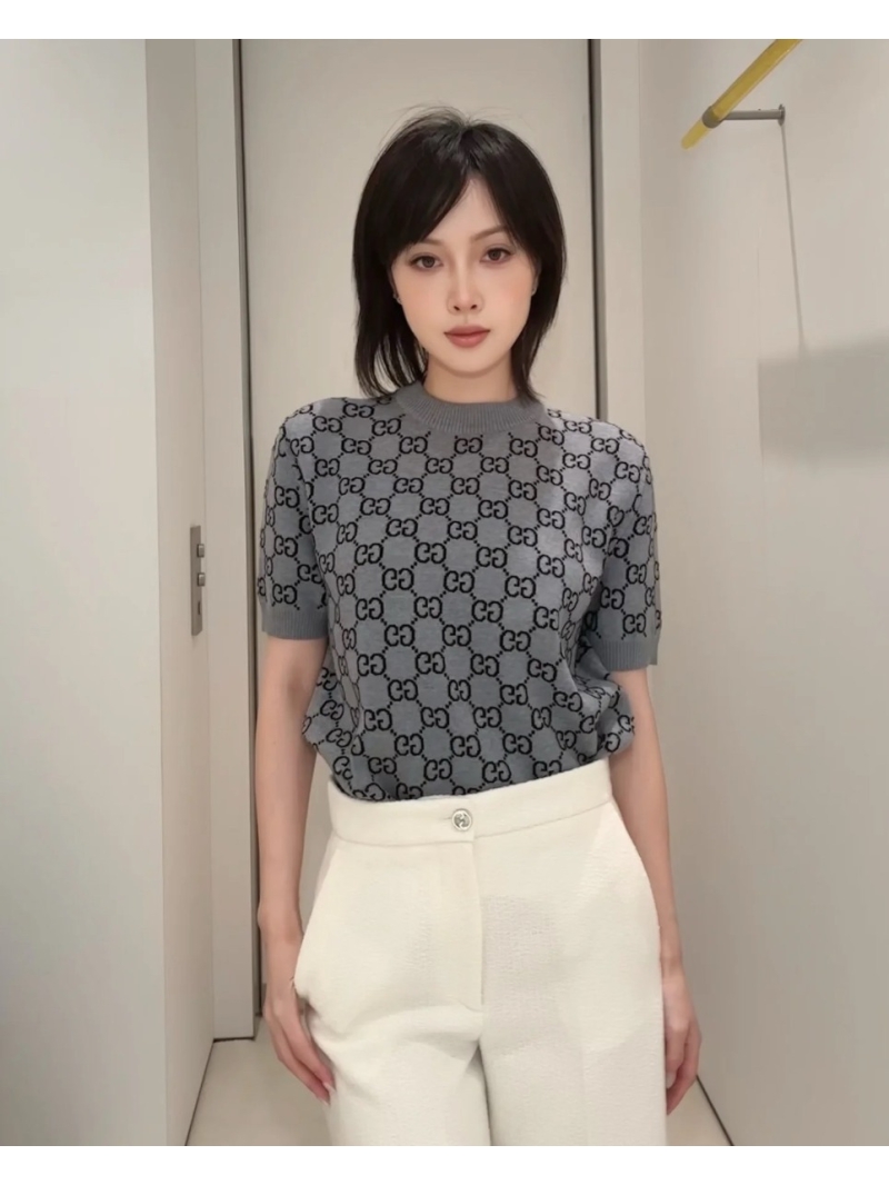 Gucci GG Jacquard Wool Short-Sleeve Sweater: Reversible Luxury Knit with Classic Crewneck