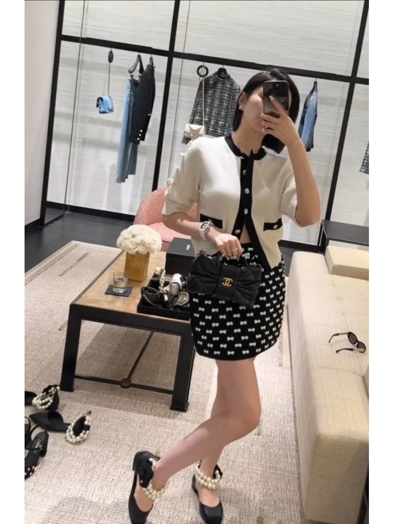 Chanel Coco 25K New Arrival Black Knit Pencil Skirt with White Bow Motif - Imported Blended Yarn, Figure-Hugging Fit