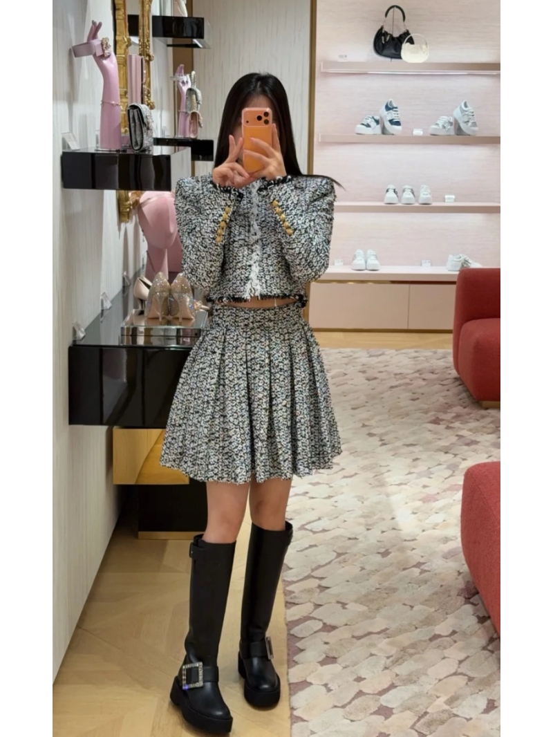 Balmain French-Style Black & White Tweed Pleated Mini Skirt – 3D Pleats, A-Line Silhouette, Imported Soft Tweed