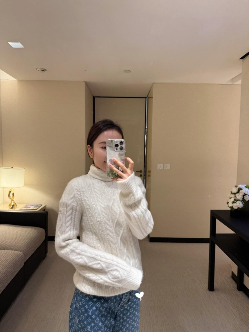 Chanel Ski Collection 25N Cream Cable Knit Turtleneck Sweater | Luxurious High-Neck Pullover with Iconic CC Logo