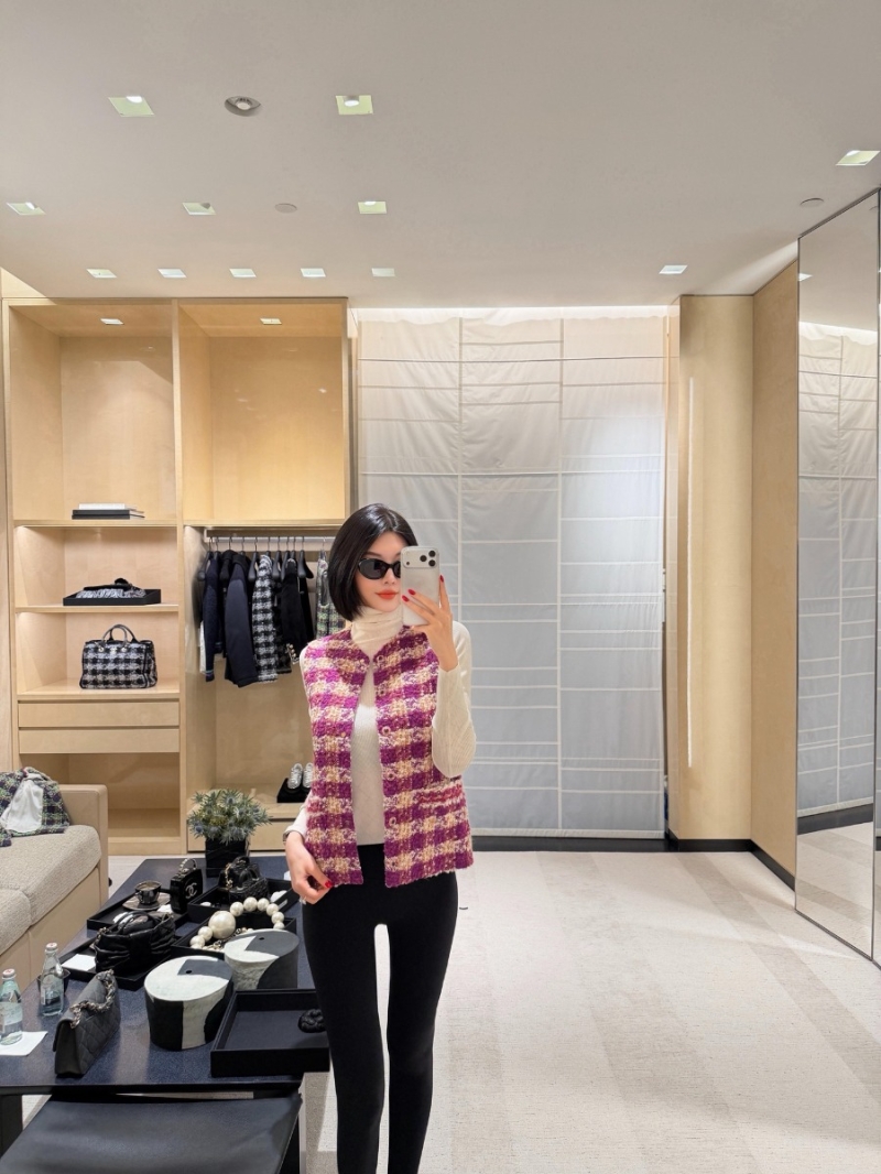 Chanel 25N Ski Collection Plaid Tweed Vest in Red – Luxurious Textured Fabric, V-Neck, Gemstone Buttons, Side Pockets, Slightly Relaxed Fit