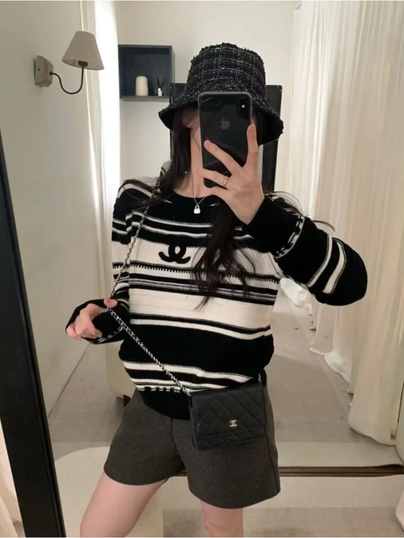 Chanel 2026SS Geometric Stripe Pullover Sweater - Monochrome CC Logo Knit