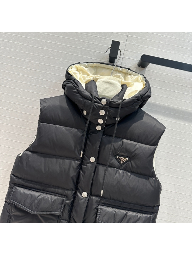 Prada 24 Pre-Fall Collection Stylish Contrast Hooded Down Vest in Black