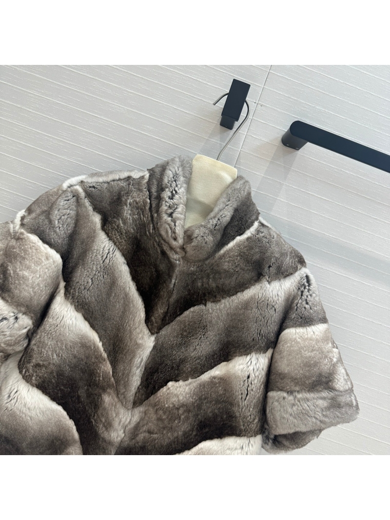 Fendi 24 Fall/Winter Limited Edition Luxurious Fur Cape