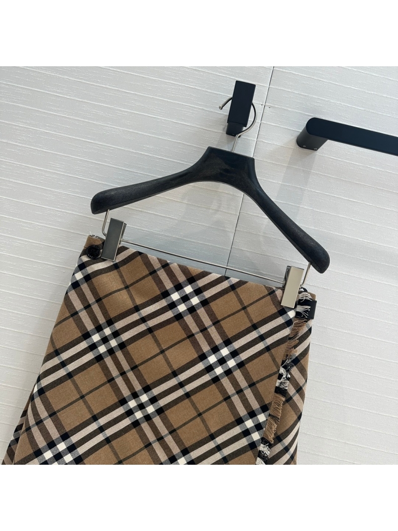 Burberry Early Autumn 2024 England College Style Pleated Plaid Fringe Mini Skirt - Camel