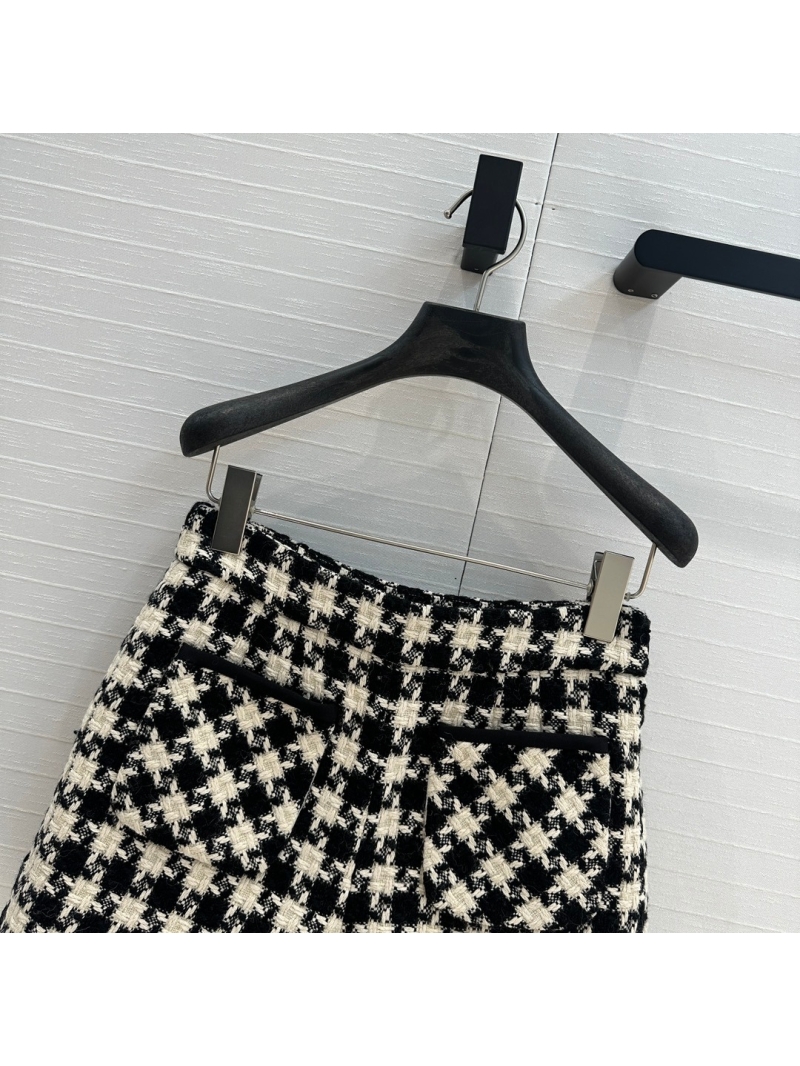 Valentino 24 Autumn/Winter Elegant Tweed Houndstooth High-Waist Shorts in Black and White