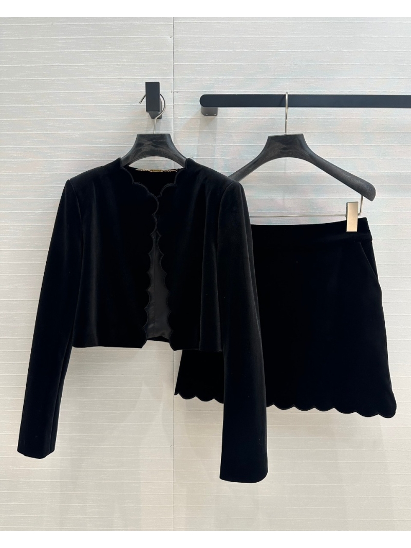 Chloe 24 Fall/Winter Collection Elegant Black Velvet Set with Embroidered Shell Edging