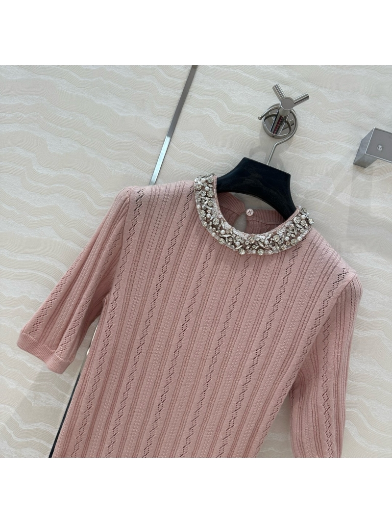 Valentino Elegant Crystal-Collar Wool Knit Top Pink – Luxurious and Chic