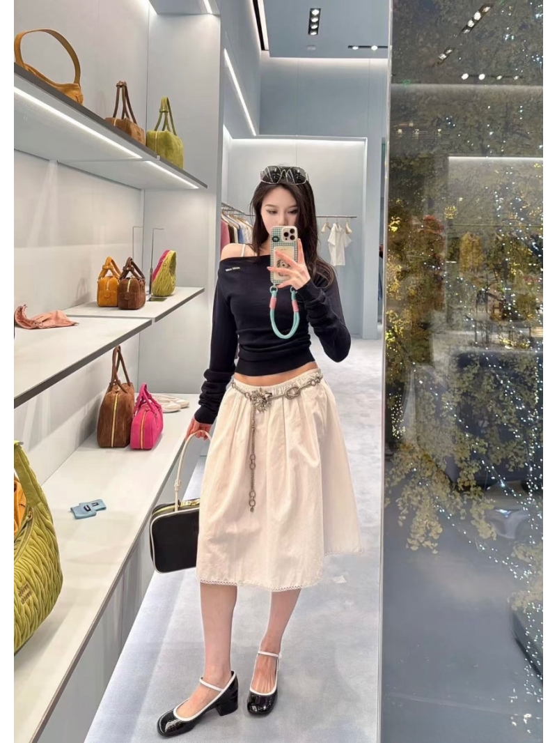 Miu Miu Early Spring 2025 White Puff A-Line Skirt with Lace Hem – Chic and Youthful Design