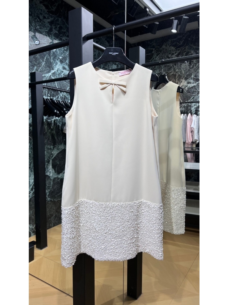 Valentino Early Fall Collection. Bow Sequin Sleeveless Dress (Black & White)