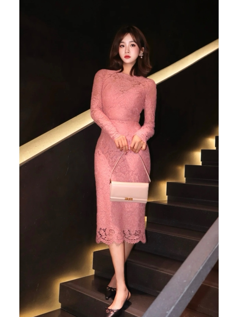 Dolce & Gabbana Spring/Summer 2025 Soft Pink Lace Long-Sleeve Dress – Romantic Elegance