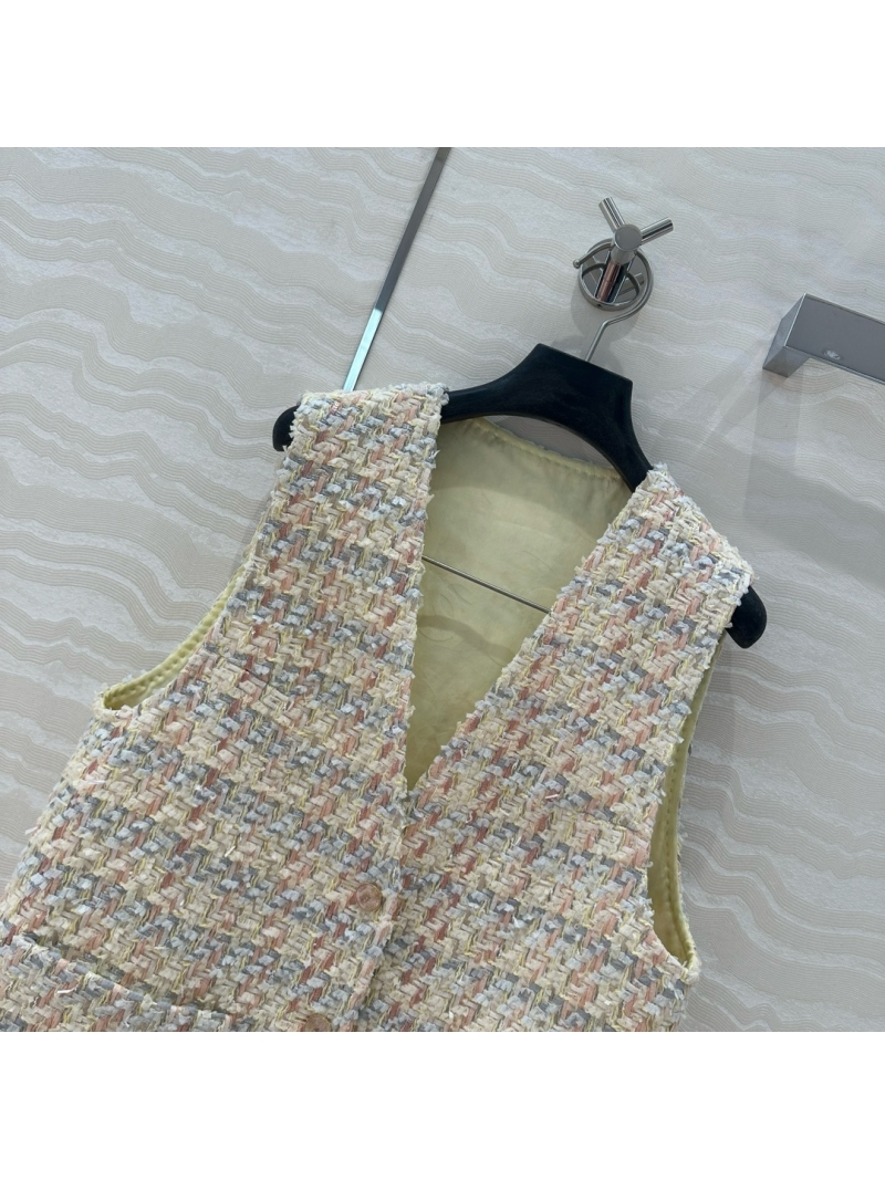 Chanel 25K Coco Girl Cream Tweed Vest – Elegance Redefined with Silk Lining