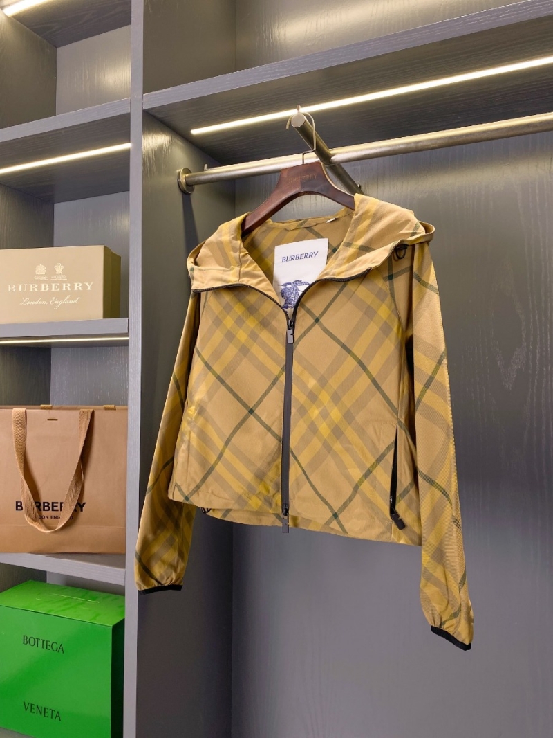 Burberry Vintage Check Hooded Jacket. Camel Vintage Check