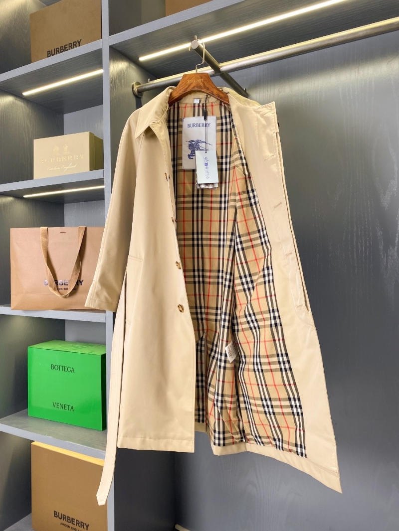 Burberry Long Gabardine Lightweight Trench Coat. Classic Beige