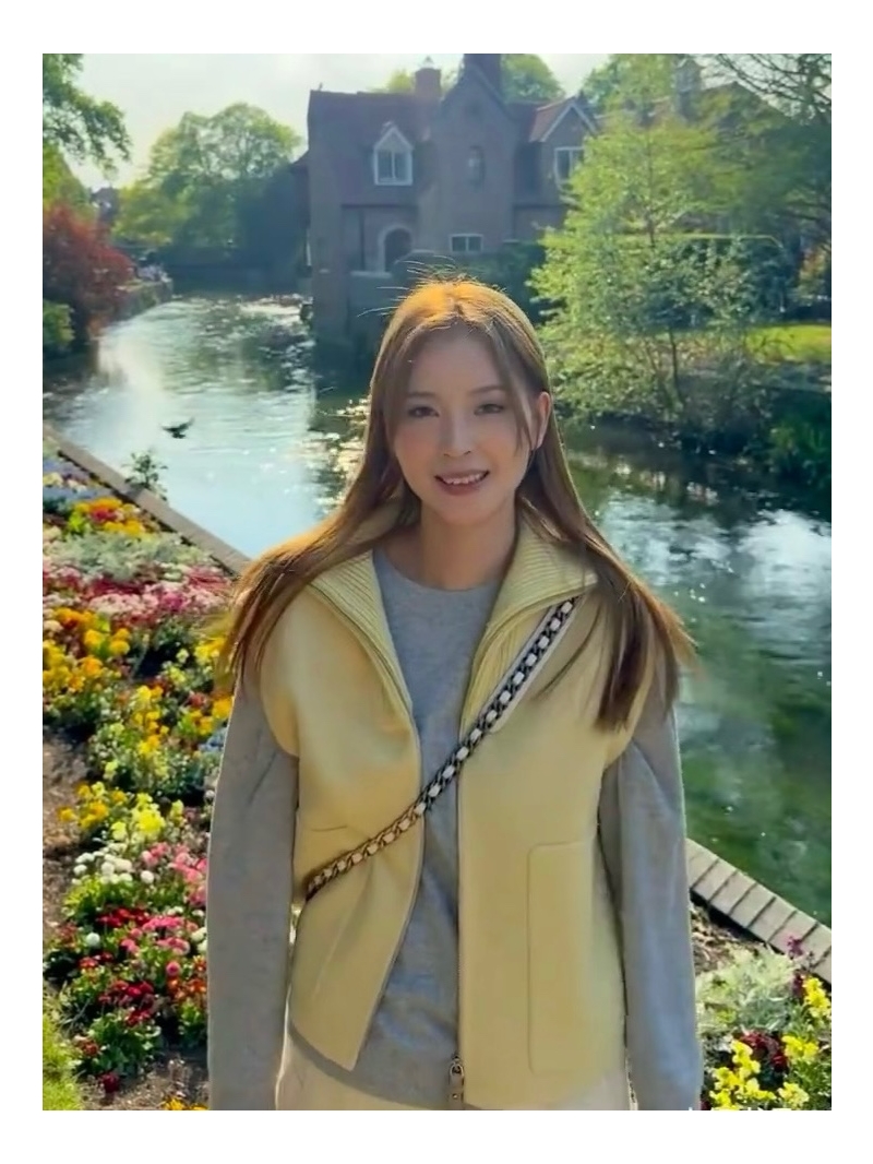 Hermes Exclusive Autumn/Winter Ribbed Zip-Up Stand Collar Cashmere Knit Vest in Yellow - H Line Short Cut for Effortless Layering