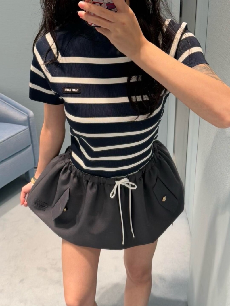 Miu Miu Early Autumn 25FW Embroidered Logo Skirt - Luxe Imported Wool Blend, Gray Plaid